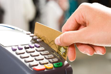 Juro do cartão de crédito cai, mas ainda é o mais alto do país