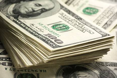 Dólar reverte queda e fecha perto da máxima do dia com incertezas externas